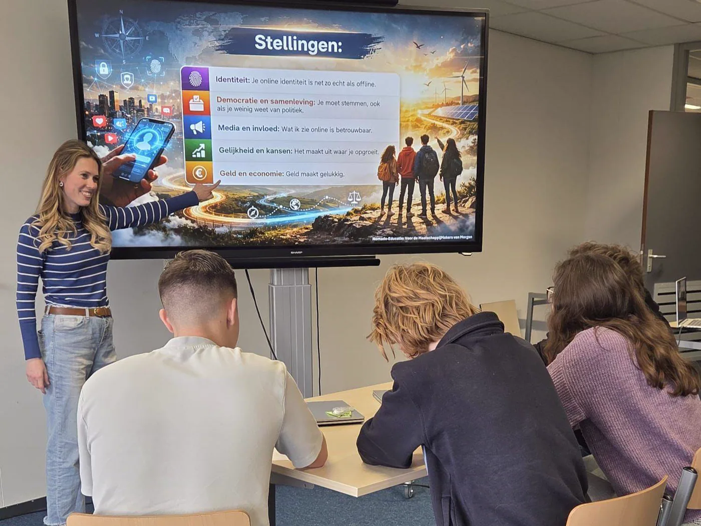 Leraar in gesprek met de klas over het nieuws van de week